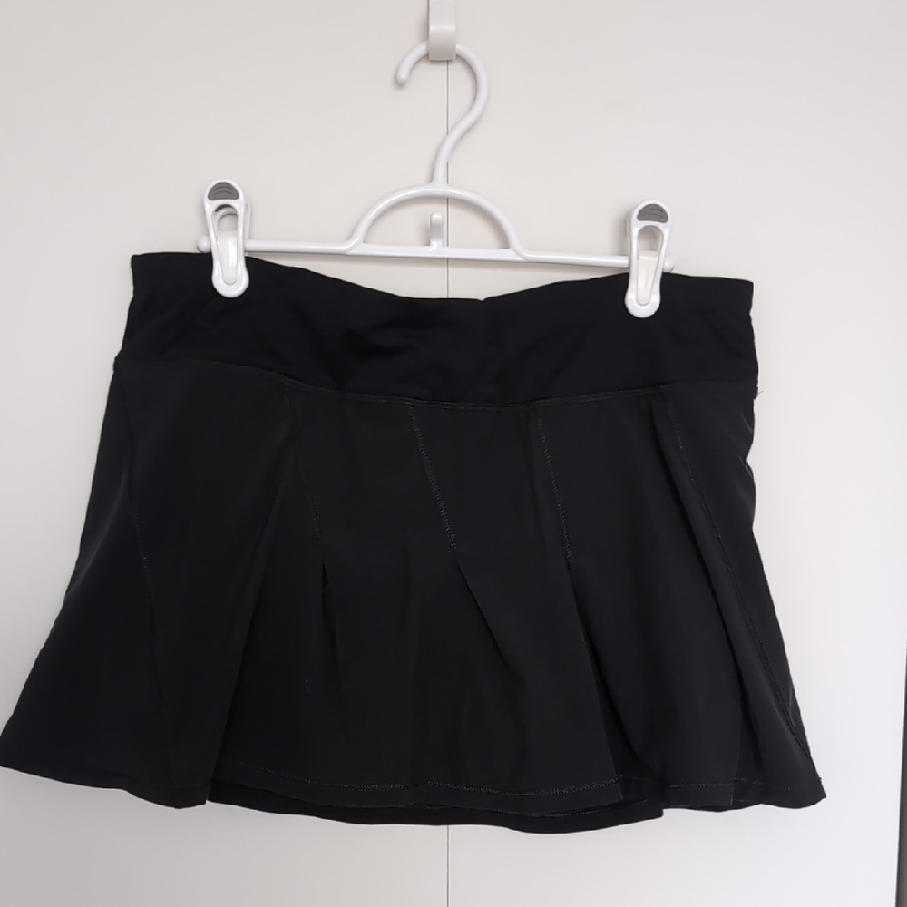 NWOT LULULEMON OLEATED SKORT